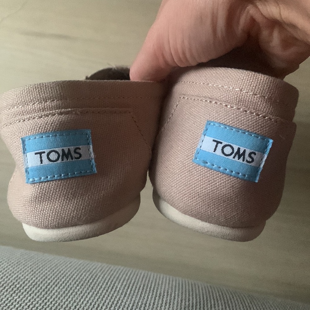 Toms - Picture 2 of 4